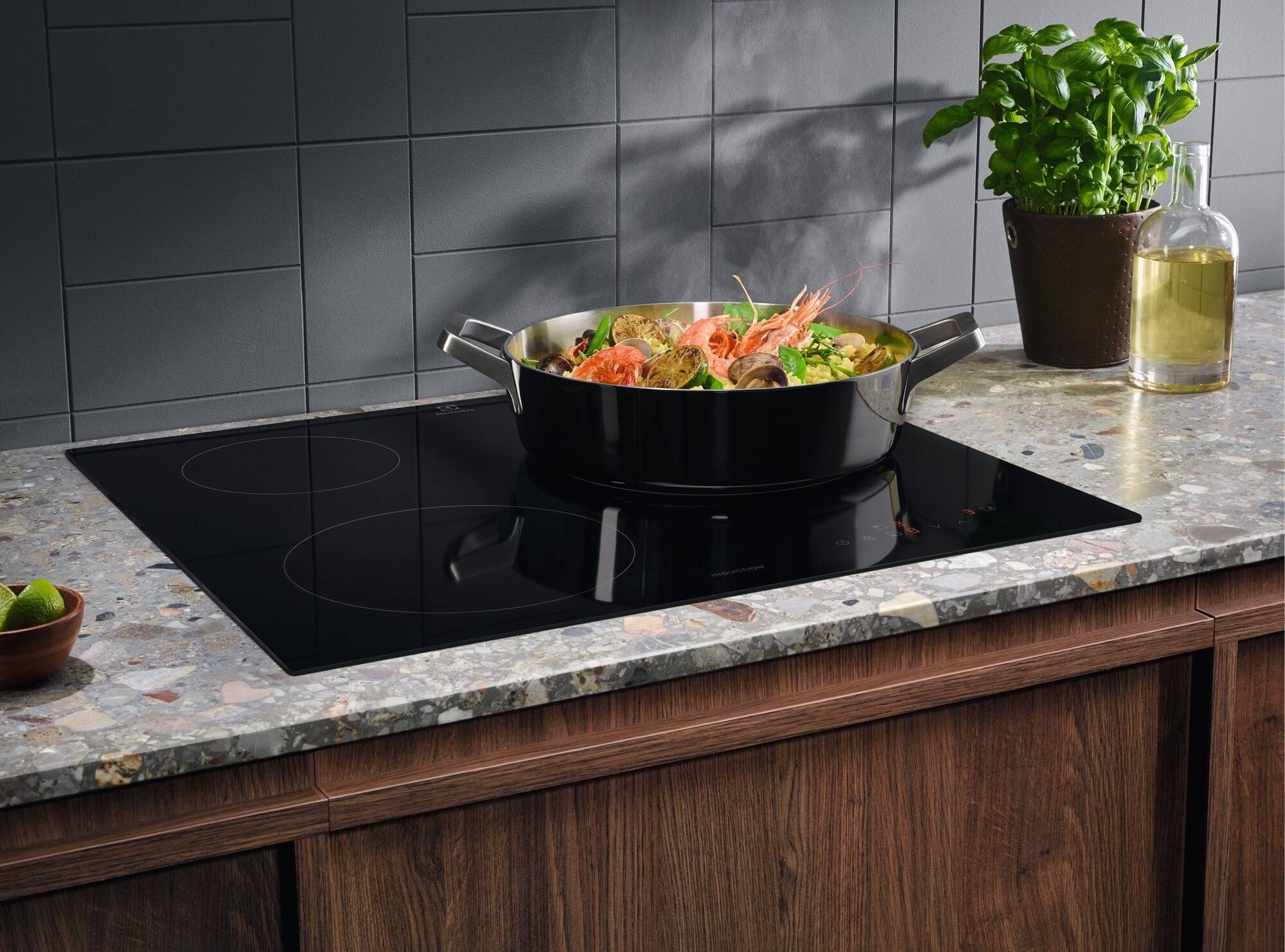 Plaque De Cuisson Induction Electrolux 60 Cm - 3 Feux Dont 3 Boosters, Puissance 6000W, Verre Noir, Modèle LIB60320CK